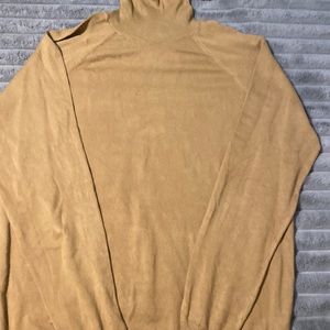 Men’s brown turtleneck